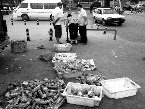 北京商贩长期销售过期火腿猪蹄 小餐馆大量购买