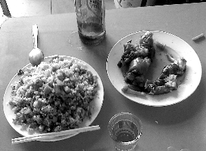 北京商贩长期销售过期火腿猪蹄 小餐馆大量购买