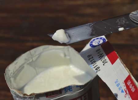 光明纯牛奶中喝出“豆腐脑” 问题产品出自陕西