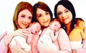 英国一家三胞胎姐妹几乎同时生下男孩（图）