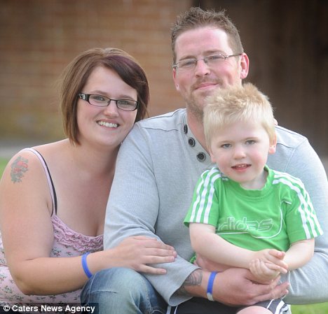 英国3岁男童得怪病 咬断舌头不知疼（图）