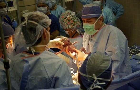 美30岁产妇产下健康6胞胎 大约只用了3分钟(图)