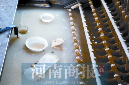 餐具消毒公司馊臭无比 清洗池里漂卫生巾(图)