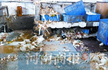 餐具消毒公司馊臭无比 清洗池里漂卫生巾(图)