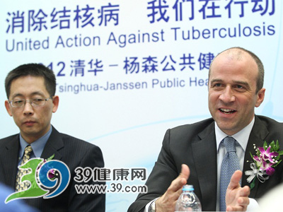 何赛德与施一公共同接受采访