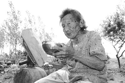 老太太当记者的面轻松喝下二两白酒