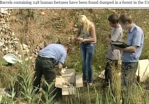 俄罗斯相关人员在发现248具婴儿尸体的森林中进行调查。（网页截图）