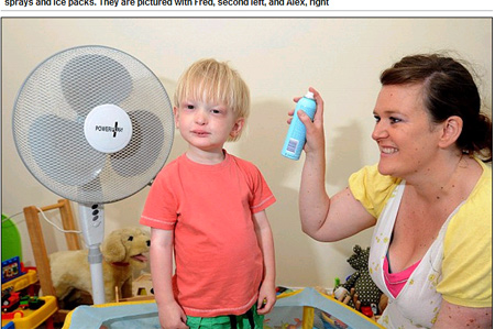 弗雷德·詹姆斯的母亲萨拉·琼斯正在为他降温（网页截图）。