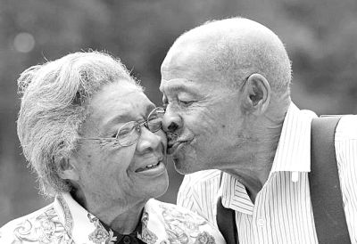 85岁的戴维斯和亨德森。