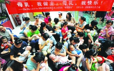 年轻的妈妈们在公众场合哺乳自己的宝宝。记者李子云摄
