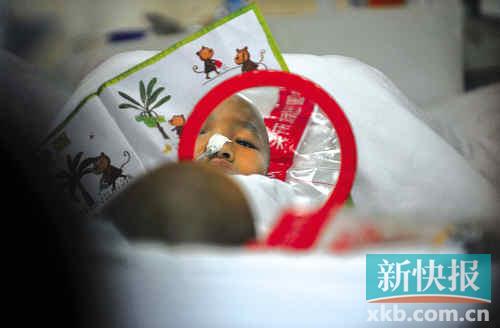 小飞目前已转至普通病房继续接受治疗。