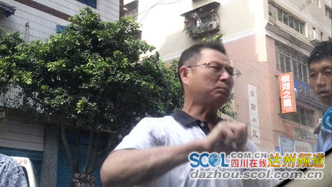 医院工作人员用力敲打车窗。