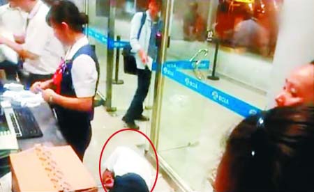 一员工晕倒在地（圈内）。视频截图