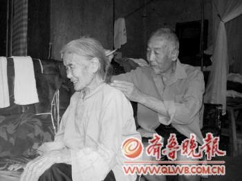 为了照顾好母亲,80岁的苏远宝还学会了梳头。