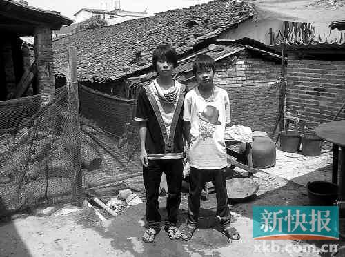 因为没钱继续治疗，峰明（左）和峰源回到农村老家养病。