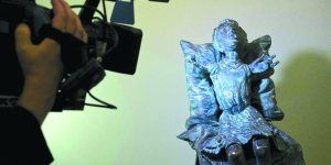 德国西部城市施托尔贝格8月31日揭幕一座铜像，造型是一名四肢先天畸形的儿童。