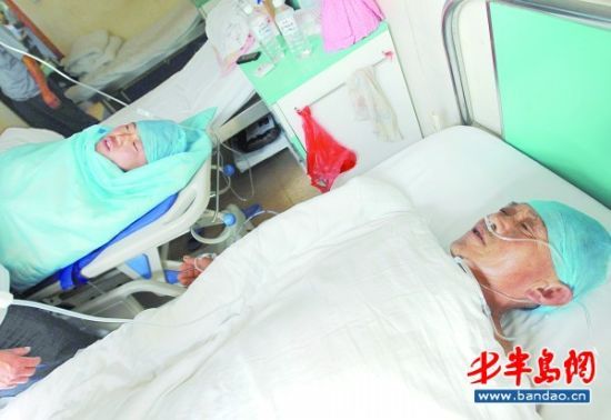 8月31日下午，移植手术完成后，田奎(左)在与父亲田典平（右））短暂团聚后，被送往重症监护室。