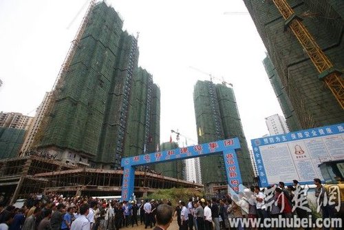 武汉工地载人电梯从30层突然坠落现场