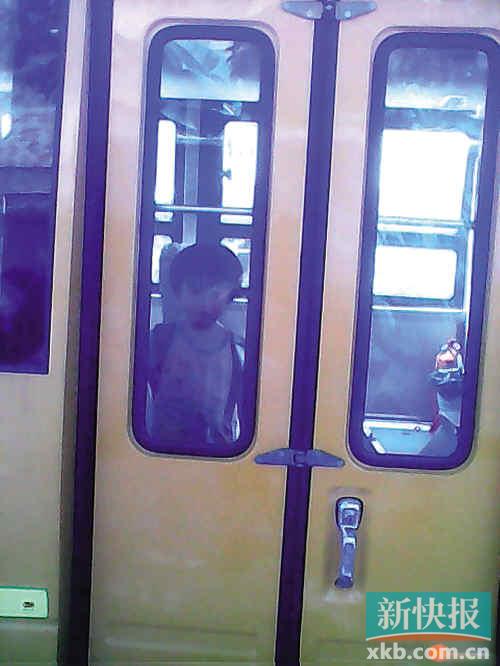 女童被困车内的情景。事发的东莞万江小凤凰幼儿园。
