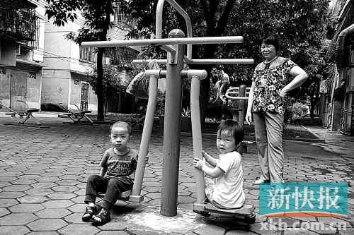 小区健身器材大多按成人尺寸设计。