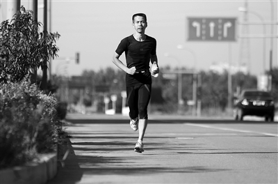 孟广平跑步25公里，到达亦庄工作地。每周5个工作日，孟广平至少有3天跑步上班。