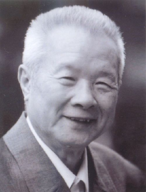 胡绩伟同志遗像