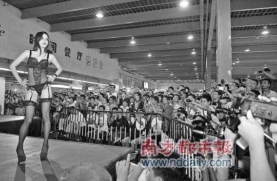 与往年一样,性文化节上最劲爆的要数模特内衣秀。