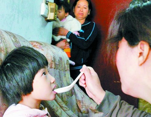 喝水还要妈妈喂。