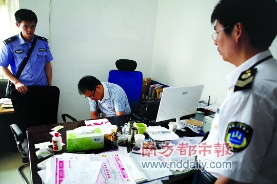 10月16日，工作人员在现场取证。