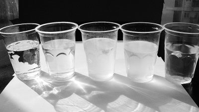 记者实验中,化妆品有的溶解有的沉底有的漂在水上。