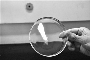 用明火靠近指甲油后，指甲油燃烧殆尽。