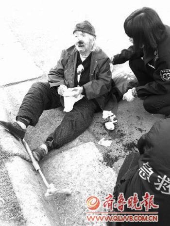 急救人员赶到时,老人手中仍攥着想感谢好心人的钱。图片由目击者王先生提供。