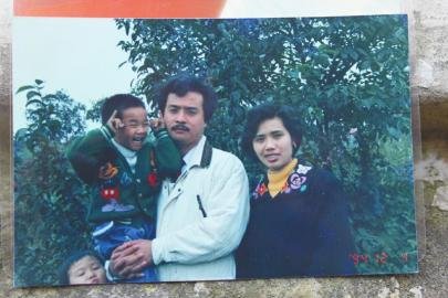龙龙与亲生父母的合影。图由受访者提供