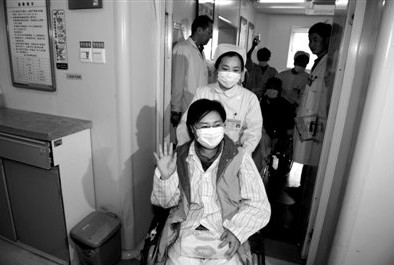 苏丹向等候在重症监护室门口的亲属挥手,田新丙跟在她身后。昨日,夫妇二人转出重症监护病房。