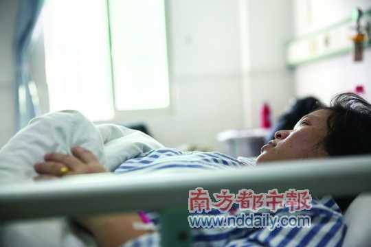 当事人躺在病床上,至今仍未接受胎死腹中的事实。