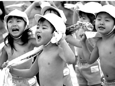 2008年1月21日,在日本东京的一家幼儿园,小朋友们在操场上用干毛巾摩擦身体。这家幼儿园的400多名小朋友每天都会以这种方式在寒冬里锻炼身体,以增强抗寒能力。