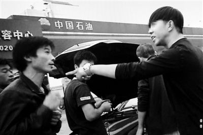 10月4日，洗车行领班（图右）斥责智障工吴发兵的哥哥吴剑兵。