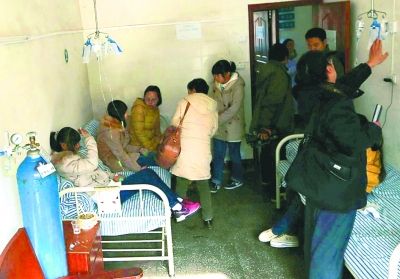 昨天上午，几名女生在鲁台社区服务中心打点滴。