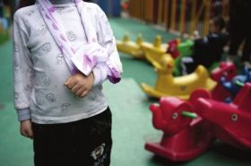 12月12日，雨花区圭塘小区简易幼儿园，浩浩的左手因为骨折打了石膏。