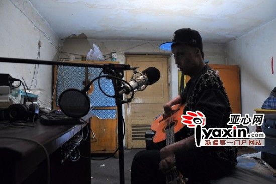 12月13日，在新疆医科大学艾山江的住处，艾山江为我们弹奏吉他。