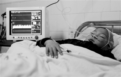 12月14日,被砍受伤的小学生魏翔正在病房里休息。