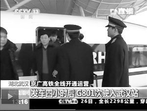 这位中年男子夹着根烟下车烟已烧了一半