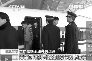 胸前挂着工作牌还不停地和高姐点头打招呼