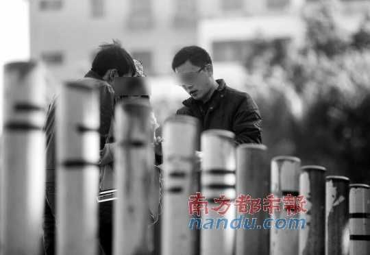 2012年12月31日，收教所医生（图中戴眼镜背包男）约阿平来到石岩影剧院门前交易，记者偷拍下全过程。