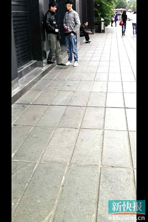 “中间人”(左)在卖“献血证”。