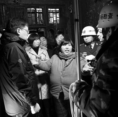 事发后，袁厉害在现场向勘察人员说明情况。