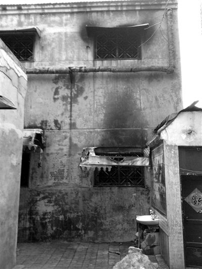 袁厉害的房子窗口有火烧的痕迹。