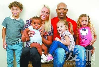 吉丁斯夫妇和他们的4个儿女:前排第3个就是“白人”女儿艾米娅。