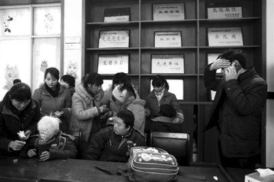 昨日，河南开封市福利院，8名曾被袁厉害收养的残疾儿童被转送到这里安置。