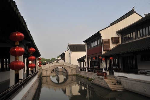 昨晚8点30分许,位于沪南公路2000号的上海农产品中心批发市场发生大火。